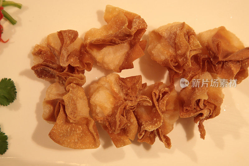 Deep fried wonton (油炸云吞)